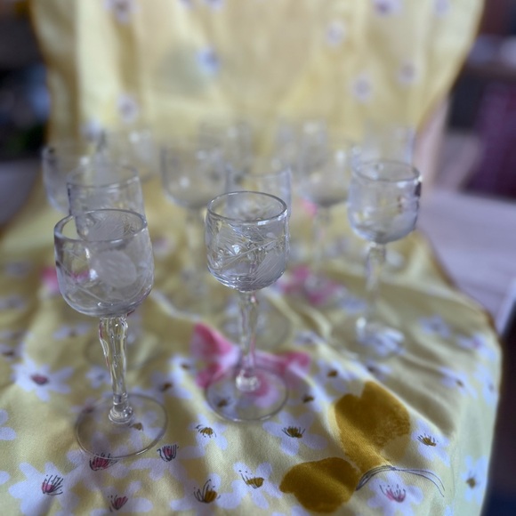 Set of 12 GORGEOUS Vintage Etched Cordial Glasses - EUC - Picture 5 of 5